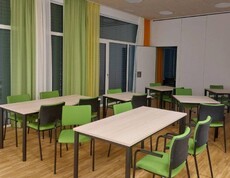 Speiseraum mit Tischen und Stühlen