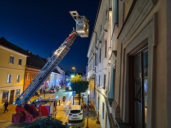 Feuerwehrfahrzeug mit ausgefahrener Drehleiter bei einer nächtlichen Feuerwehrübung am Haus Elisabeth in St. Andrä.