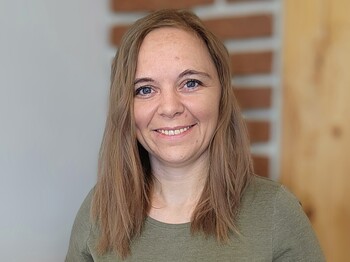 Junge Frau lächelt in die Kamera