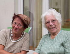 Bewohnerin Frau Hutter mit ihrer Schwester