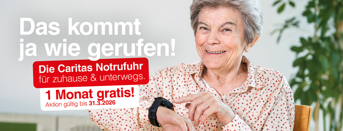 Ältere Frau zeigt auf Notrufuhr, Text: "Das kommt ja wie gerufen! Die Caritas Notrufuhr für zuhause & unterwegs. 1 Monat gratis, Aktion gültig bis 31.3.2026