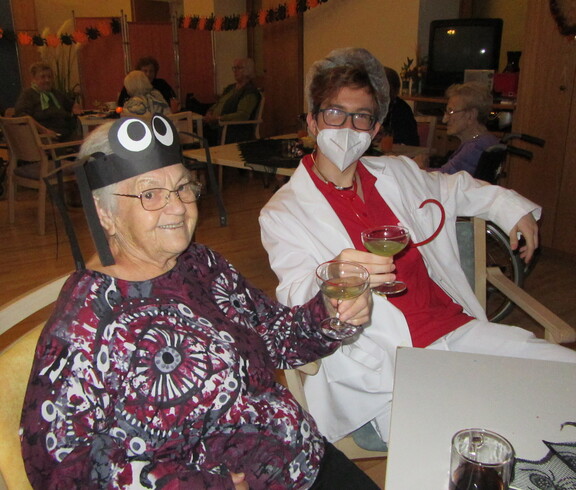 Unsere Bewohner*innen und Mitarbeiter*innen bei der Halloweenparty im Caritas Haus Elisabeth in Rechnitz.