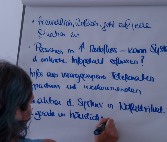 Frau schreibt auf Flipchart