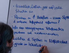 Frau schreibt auf Flipchart