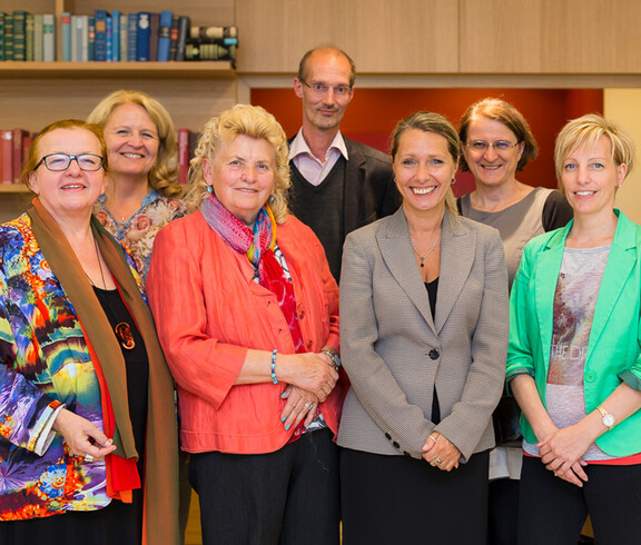 v.l.n.r. Mag. Eva Maria Luger (Dachverband Wiener Sozialeinrichtungen), Ilse Frisch (Caritas Wien), Bezirksrätin Margarete Pelikan, Christian Klein (Caritas Wien), Oberin Monika Pinaz, MBA (FSW), Dr. Waltraud Fastl (Caritas Wien) und Petra Nicol Gottwald (FSW)