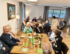 Ältere Menschen sitzen an einem Tisch beim Osterkaffee