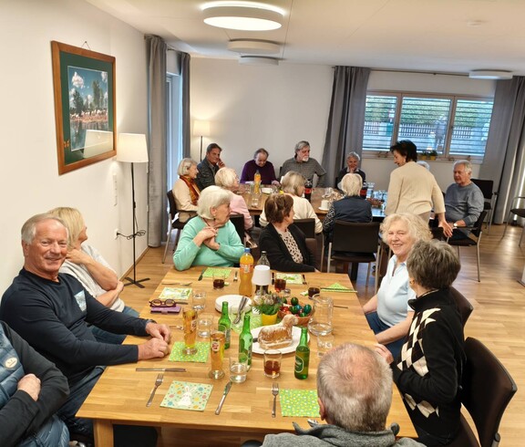 Ältere Menschen sitzen an einem Tisch beim Osterkaffee
