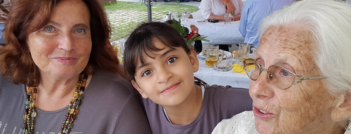 Zwei Bewohnerinnen aus dem Haus St. Bernadette mit einem Flüchtlingsmädchen