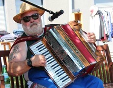 Der Lustige Reini spielt beim Jubiläumsfest des Pflegewohnhauses im Garten auf einem Akkordeon und sorgt für musikalische Unterhaltung.