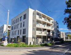 Ein Gebäude am Eck einer Straßenkreuzung
