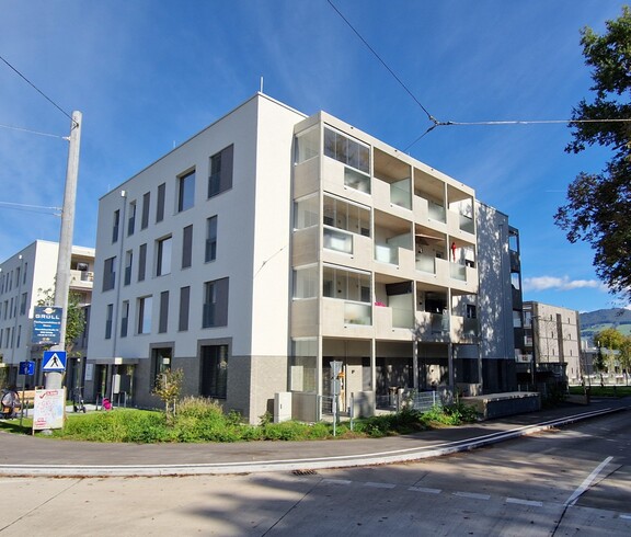 Ein Gebäude am Eck einer Straßenkreuzung