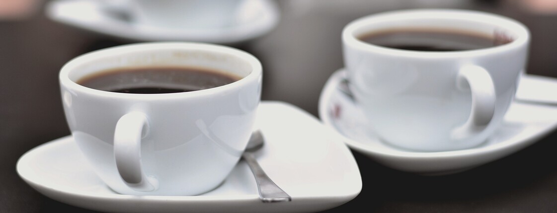 zwei volle Kaffeetassen mit Kaffee