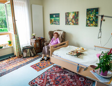 Bewohnerin in ihrem Zimmer