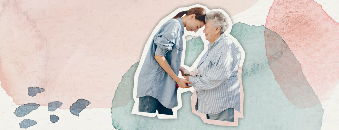 Eine jüngere und ältere Frau reichen sich die Hände