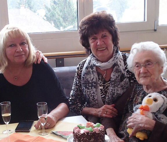 Antonie Plundrak, Bewohnerin im Haus St. Klemens, feiert ihren 100. Geburtstag.