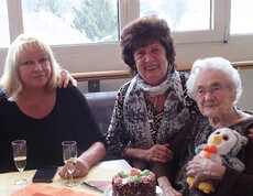 Antonie Plundrak, Bewohnerin im Haus St. Klemens, feiert ihren 100. Geburtstag.