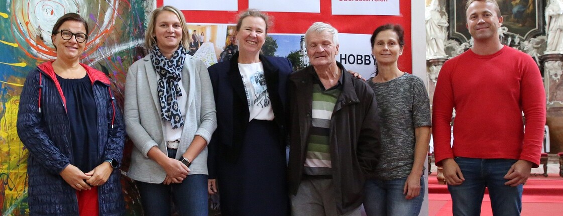 Roswitha Reisinger, Leiterin von St. Bernhard und invita Engelhartszell, mit Bewohner Anton Jäger (beide Mitte) und den Mitarbeiter*innen, die ihr 20-jähriges Dienstjubiläum feierten (v. li.): Sabine Huber, Romana Fischer, Christa Kehrer und Alexander Fischer. 