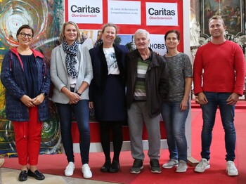 Roswitha Reisinger, Leiterin von St. Bernhard und invita Engelhartszell, mit Bewohner Anton Jäger (beide Mitte) und den Mitarbeiter*innen, die ihr 20-jähriges Dienstjubiläum feierten (v. li.): Sabine Huber, Romana Fischer, Christa Kehrer und Alexander Fischer.
