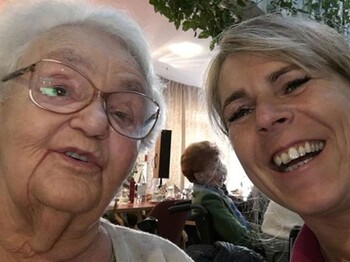 Mitarbeiterin Helga Moser mit Klientin im Pflegewohnhaus Hitzendorf