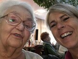 Mitarbeiterin Helga Moser mit Klientin im Pflegewohnhaus Hitzendorf