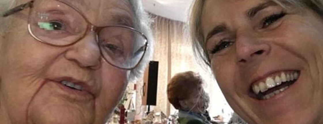 Mitarbeiterin Helga Moser mit Klientin im Pflegewohnhaus Hitzendorf