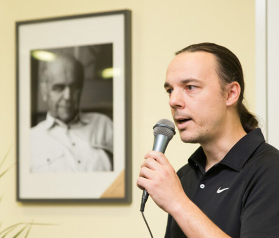 Christian Storzer, Dipl.-Krankenpfleger im Haus St. Bernadette, eröffnet seine Ausstellung "Von Angesicht zu Angesicht" mit Portraits von Hausbewohnern.