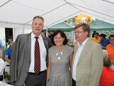 Helmuth Theobald Müller, Bezirkshauptmann Deutschlandsberg, Hausleiterin Maria Riebenbauer und Caritasdirektor Herbert Beiglböck beim Sommerfest des Caritas-Pflegewohnhauses Preding.