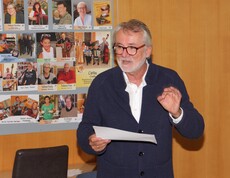 Dr. med. univ. Erwin Horst Pilgram hält im Pflegewohnhaus einen Impulsvortrag vor den anwesenden Angehörigen. Er steht im Vordergrund, spricht engagiert und vermittelt seine Inhalte mit fachlicher Kompetenz