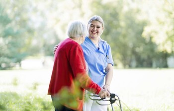 Pflegerin und Seniorin