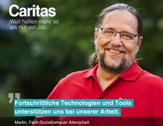 Zitat einer Pflegefachkraft: Fortschrittliche Technologien und Tools unterstützen uns bei unserer Arbeit. Der Mitarbeiter steht im Freien vor grünen Pflanzen und Bäumen.