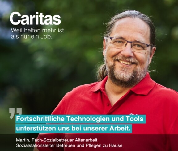 Zitat einer Pflegefachkraft: Fortschrittliche Technologien und Tools unterstützen uns bei unserer Arbeit. Der Mitarbeiter steht im Freien vor grünen Pflanzen und Bäumen.