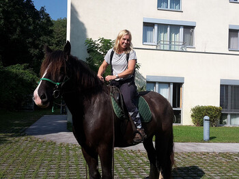 Dr. Monika Stark reitet zu ihrer Visite ins Haus St. Bernadette
