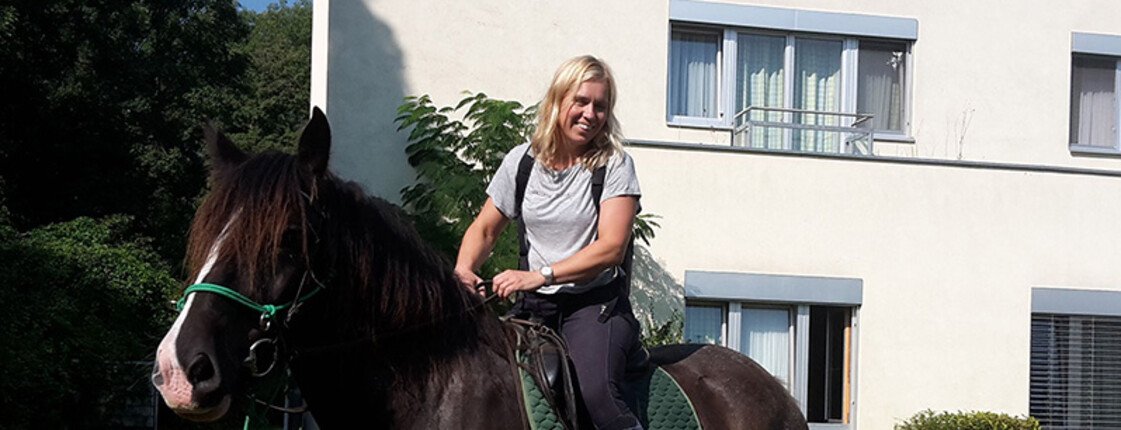 Dr. Monika Stark reitet zu ihrer Visite ins Haus St. Bernadette