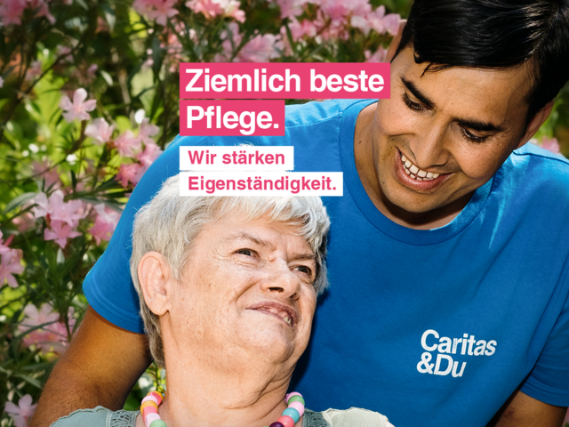 Eine ältere Dame sitzt im Rollstuhl, ein junger Pfleger steht hinter ihr und lächelt sie an. Text im Bild: "Ziemlich beste Pflege. Wir stärken Eigenständigkeit."