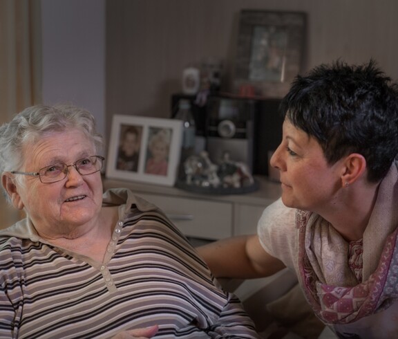 Ein Gespräch zwischen einer Mitarbeiterin und einer Bewohnerin des Caritas-Pflegewohnhauses Friedberg.