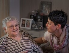 Ein Gespräch zwischen einer Mitarbeiterin und einer Bewohnerin des Caritas-Pflegewohnhauses Friedberg.