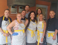 Mehrere Personen in BILLA-Schürzen stehen für ein Gruppenfoto zusammen und unterstützten das Sommerfest im Pflegewohnhaus Lannach mit ihrem Engagement und der Verpflegung der Gäste.