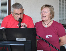 BetreuerInnen singen beim Sturmheuriger im Caritas Haus Elisabeth