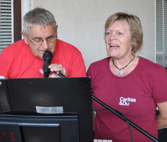 BetreuerInnen singen beim Sturmheuriger im Caritas Haus Elisabeth