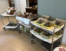 Osterspeisen wie Brot, Eier und Reindling stehen bereit zur Segnung im Pflegewohnhaus.