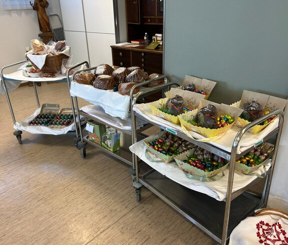 Osterspeisen wie Brot, Eier und Reindling stehen bereit zur Segnung im Pflegewohnhaus.