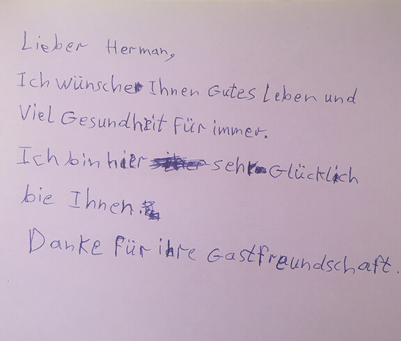 Ein Flüchtling bedankt sich für eine schöne Begegnung mit einem älteren Herrn im Haus St. Leopold