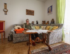 Dame in Wohnzimmer