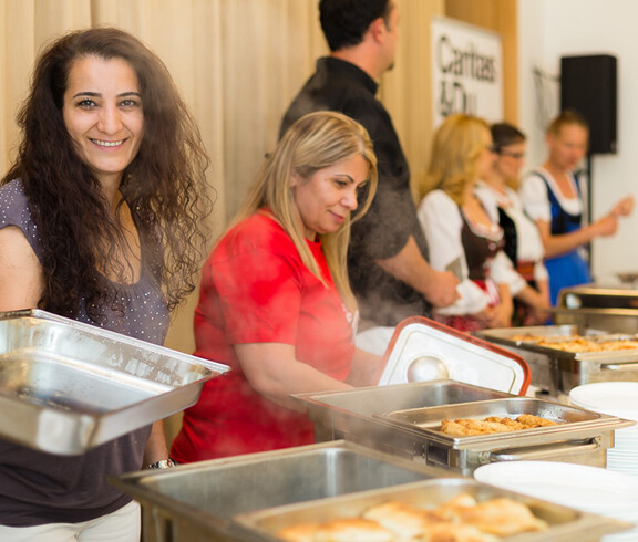 Die MitarbeiterInnen des Haus St. Teresa stellten ihre selbst zubereiteten Speisen vor. 