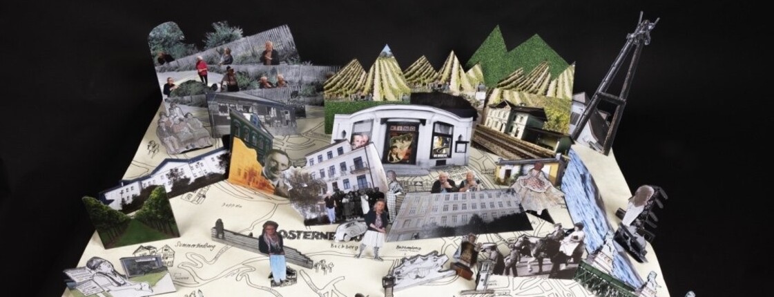 Eine selbst gezeichnete Stadtkarte Klosterneuburgs, auf der verschiedene aus Papier ausgeschnittene Gebäude und andere Dinge stehen.