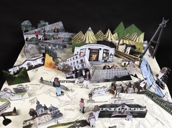 Eine selbst gezeichnete Stadtkarte Klosterneuburgs, auf der verschiedene aus Papier ausgeschnittene Gebäude und andere Dinge stehen.