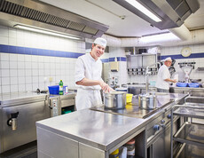 Abwechlsungsreiche Mahlzeiten werden in unserer hauseigenen Küche zubereitet. © Franz Gleiß