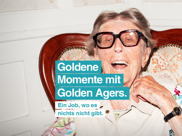 Es ist das Porträt einer älteren Dame zusehen, sie sitzt in einem Ohrensessel und lacht in die Kamera. Text im Bild: "Goldene Momente mit Golden Agers. Ein Job, wo es nichts nicht gibt."