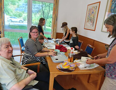 Kinder, Erwachsene und Senior*innen gestalten gemeinsam Filzarbeiten im Festsaal