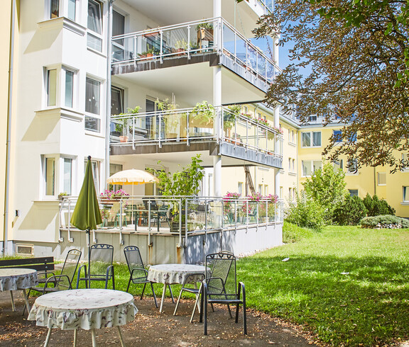 Ein Balkon in jeder Etage mit Aussicht auf den Garten. © Franz Gleiß